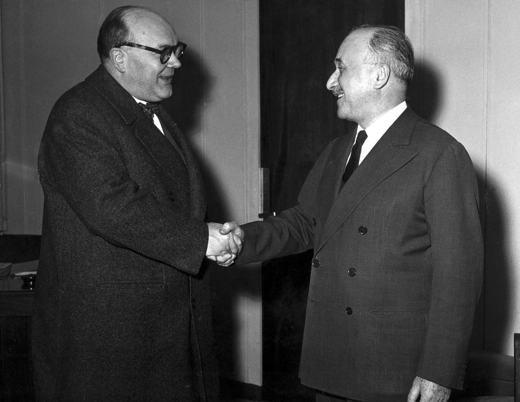 Paul-Henri Spaak shakes hands with Jean Monnet