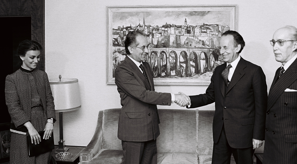 Colombo shakes hands with Antonio Hernández Gil